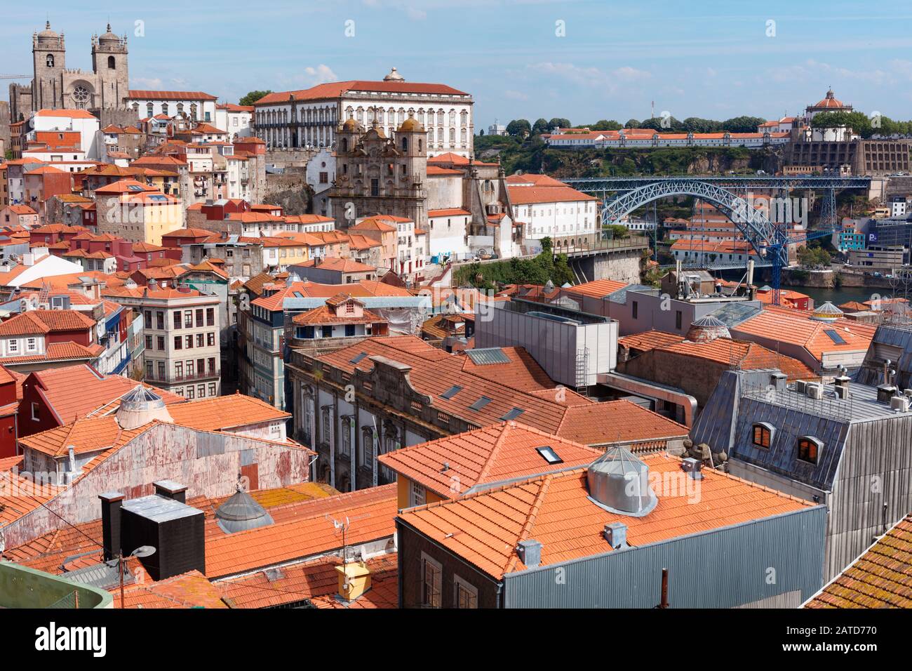 Porto, Portogallo - 8 maggio 2017: Paesaggio urbano del quartiere storico Ribeira e del ponte Dom Luis I. Dal 1996, il centro storico di Porto è dichiarato Patrimonio dell'Umanità dall'UNESCO Foto Stock