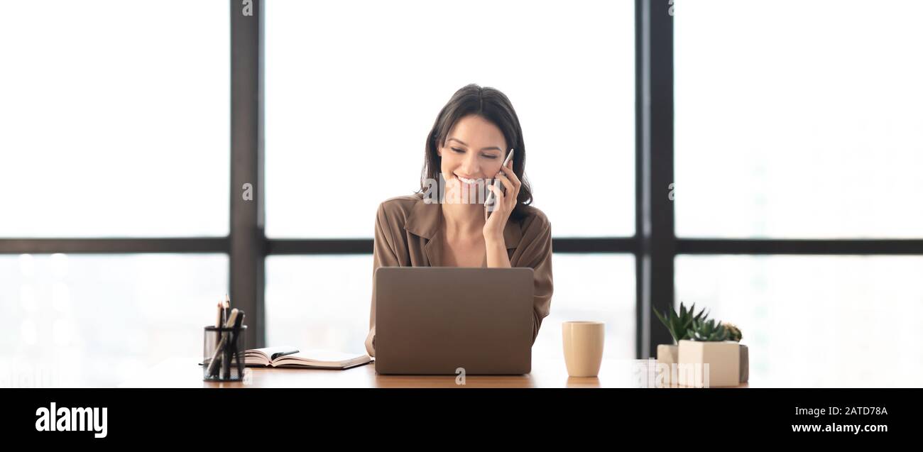 Ritratto di direttore sorridente che fa la telefonata Foto Stock