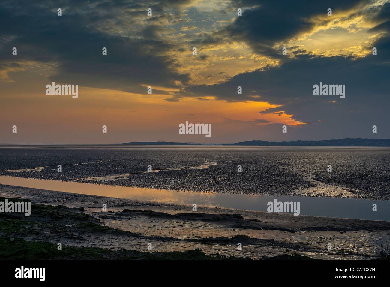 Tramonto su Morecambe Bay, l'estuario più grande del nord-ovest dell'Inghilterra, a sud del Lake District National Park. E' la piu' grande distesa di Foto Stock