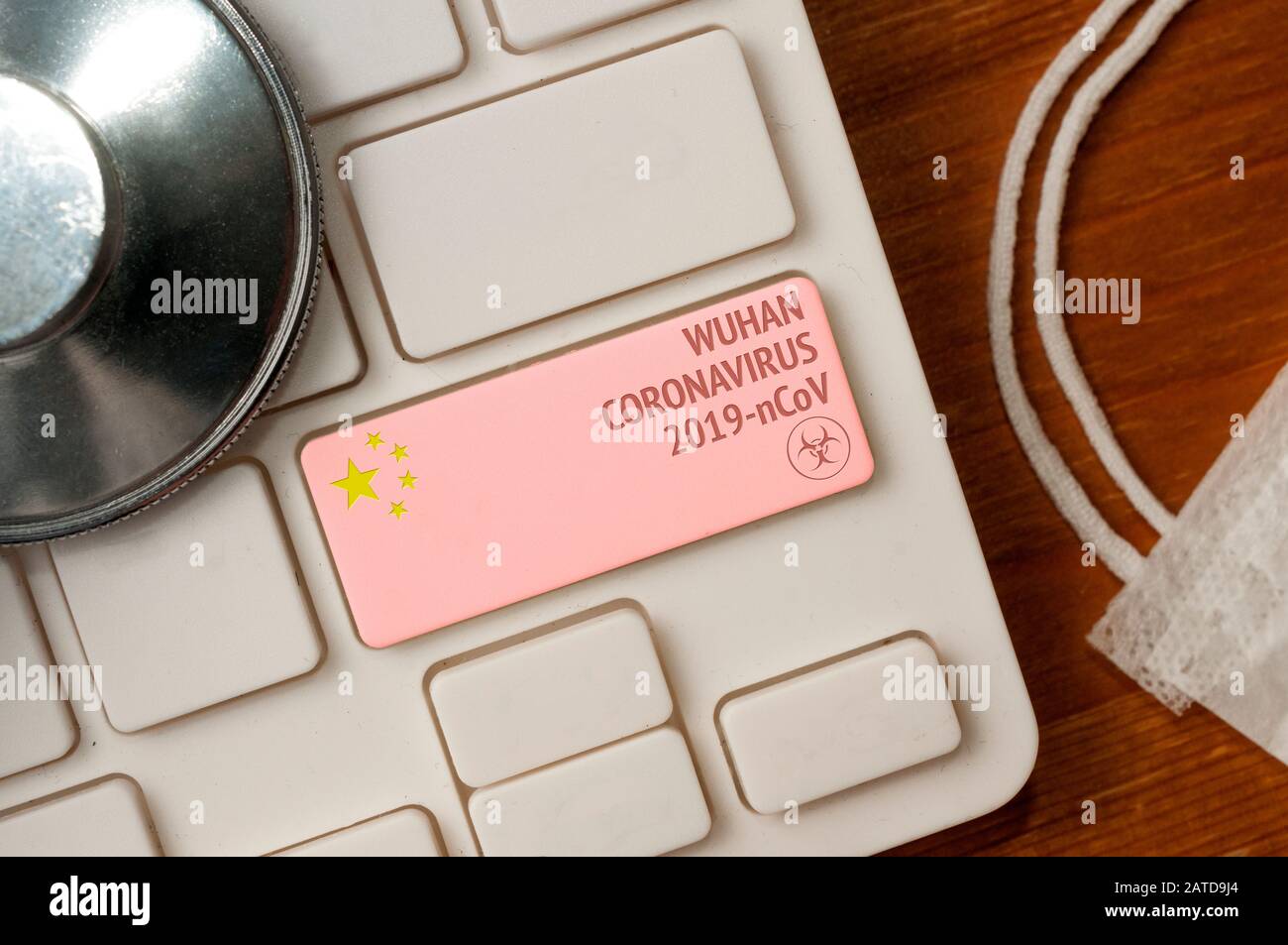 Wuhan chinese coronavirus 2019-nCoV Concept: Tastiera bianca per computer con stetoscopio e maschera medica. Immettere la chiave con il nome e il bioh del coronavirus Foto Stock