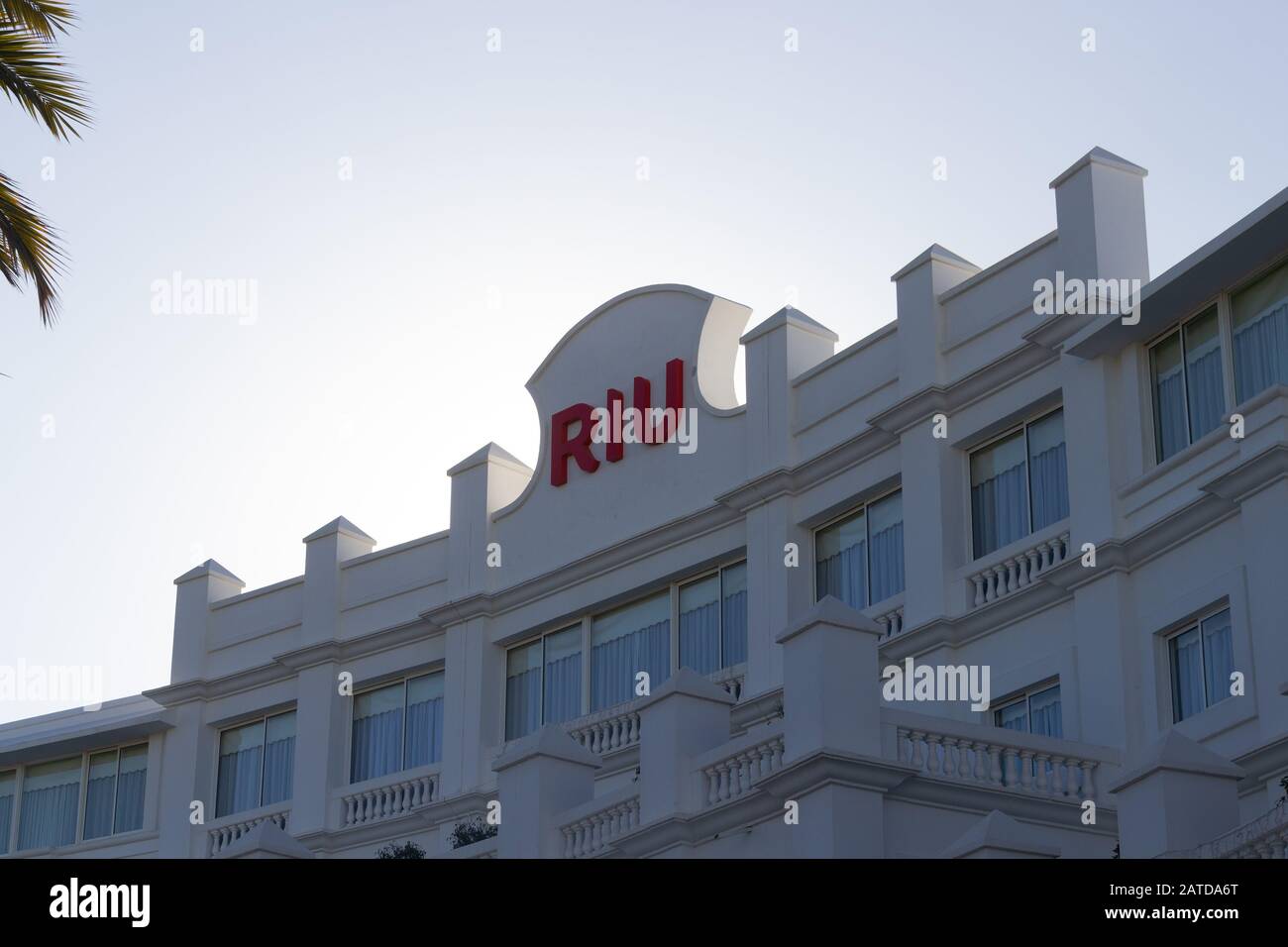 Il nome del brand Riu Hotel è di fronte al cielo azzurro Foto Stock