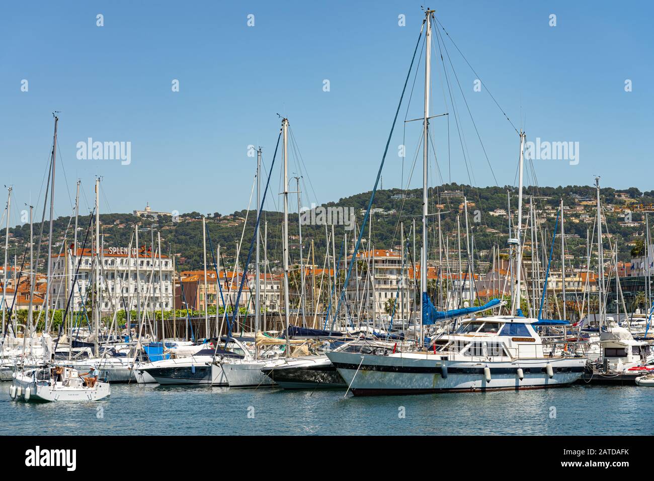 CANNES, Francia - 01 giugno 2019: lussuosi yacht e barche nel porto di Cannes Porta a Mare Mediterraneo Foto Stock