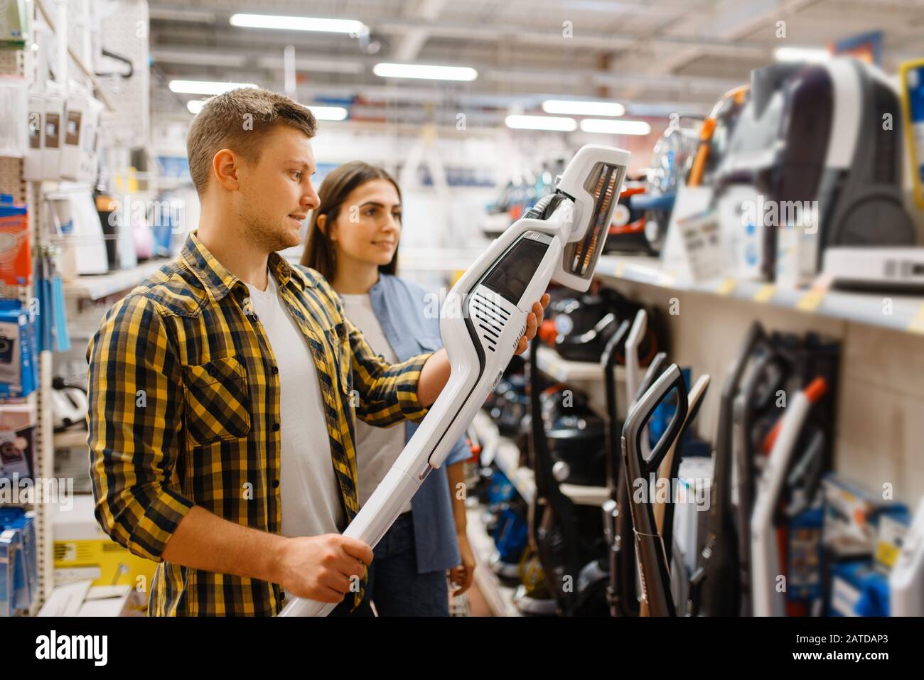 Matura la scelta di aspirapolvere, negozio di elettronica Foto Stock