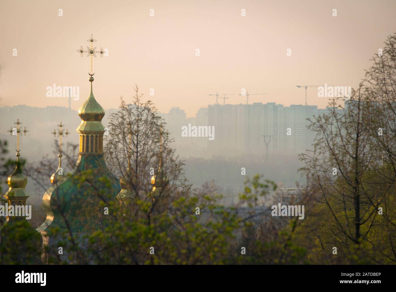 Una veduta dell'alba del Monastero di Vydubickiy, Kyiv, eretto all'11 ° secolo in Kyiv Rus Times Foto Stock