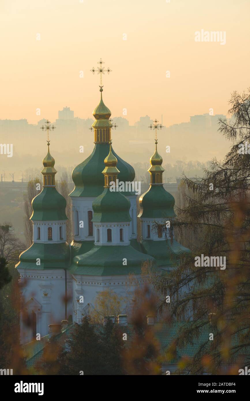 Una veduta dell'alba del Monastero di Vydubickiy, Kyiv, eretto all'11 ° secolo in Kyiv Rus Times Foto Stock