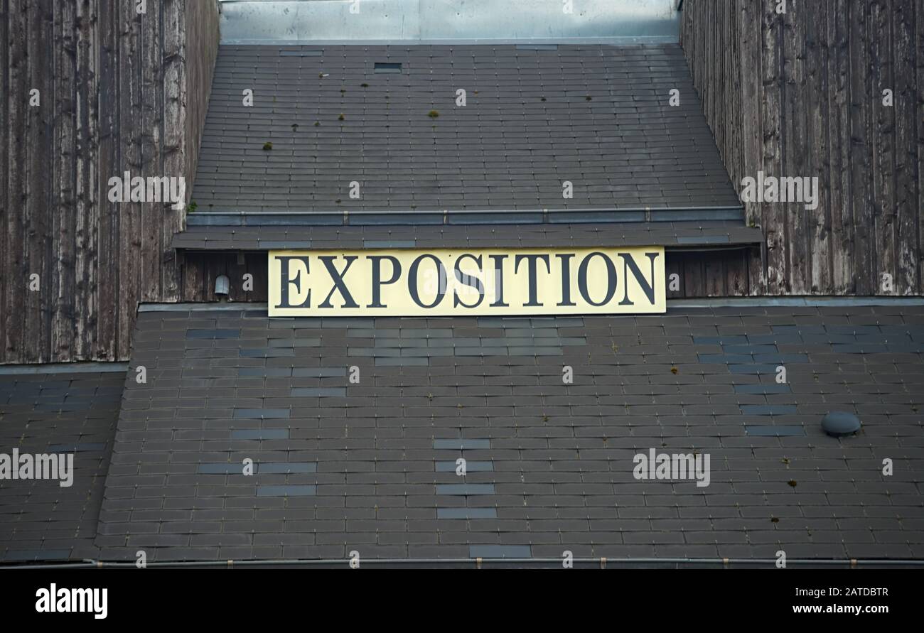 Cartello esposizione su tetto in legno nero e piastrelle Foto Stock