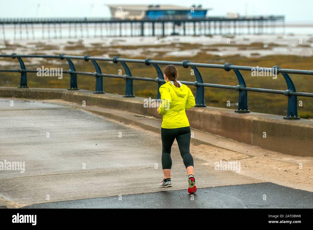 Southport, Regno Unito. 2nd Feb, 2020 2020. Tempo del Regno Unito; colori Luminosi in una giornata noiosa dato che i residenti locali si allenano la mattina presto sul lungomare del resort. Credit: MediaWorldImages/AlamyLiveNews Foto Stock