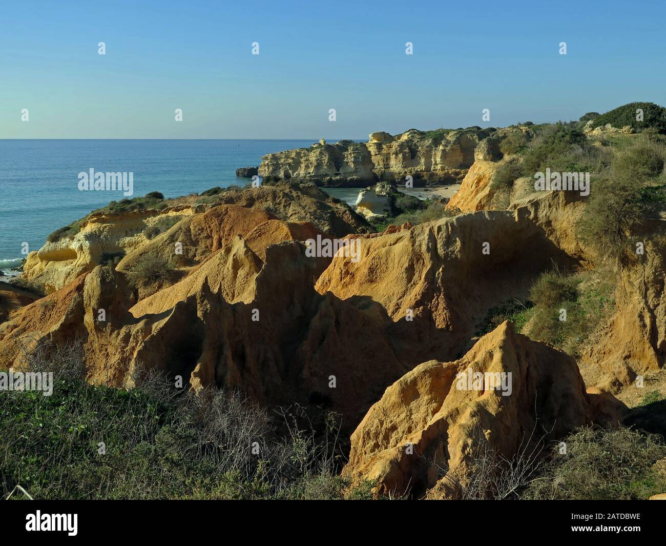Le ripide scogliere con le loro insenature sono tipiche per Albufeira. Foto Stock