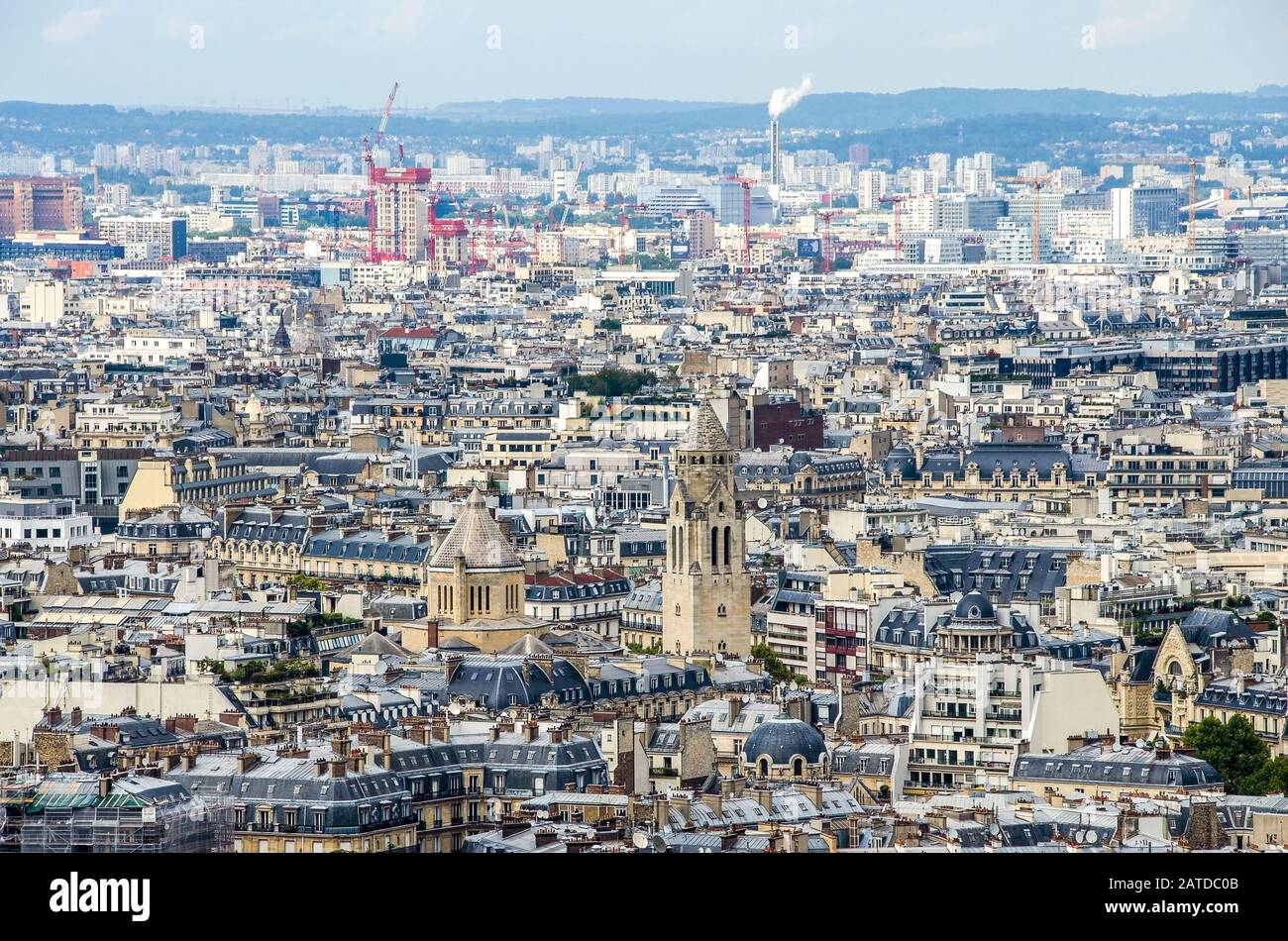 Panorama di Parigi. Vista dalla cima della città, giornata torbida a Parigi. Francia. Foto Stock