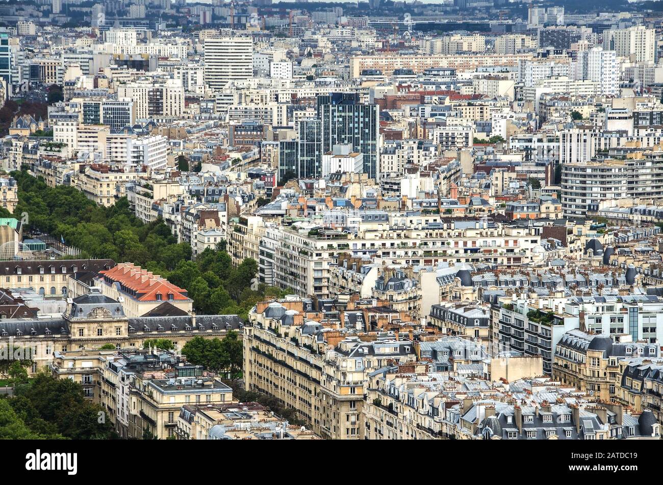 Panorama di Parigi. Vista dalla cima della città, giornata torbida a Parigi. Francia. Foto Stock