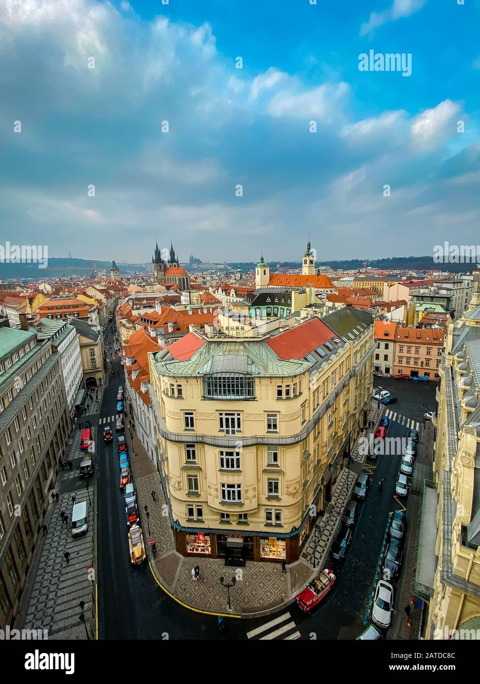 Tetti rossi di Praga e guglie della storica città vecchia di Praga. Paesaggio urbano di Praga in un tramonto frosty. Tetti rossi, guglie e castello di Praga nella ba Foto Stock