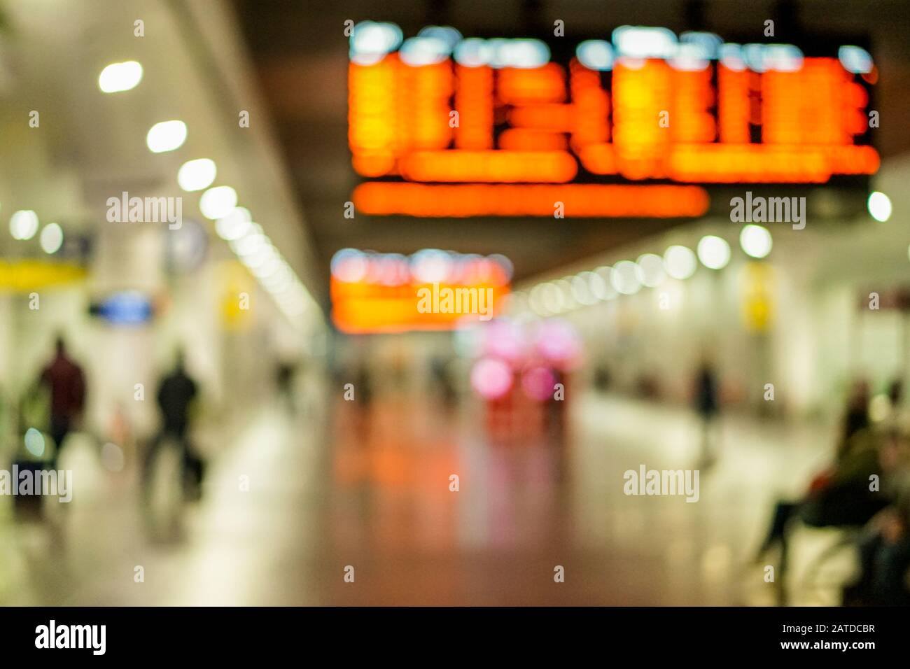 Persone sfocate nella stazione metropolitana dei treni ad alta velocità - foto Sfocata - vista della città sotterranea - sfondo Sfocato Foto Stock