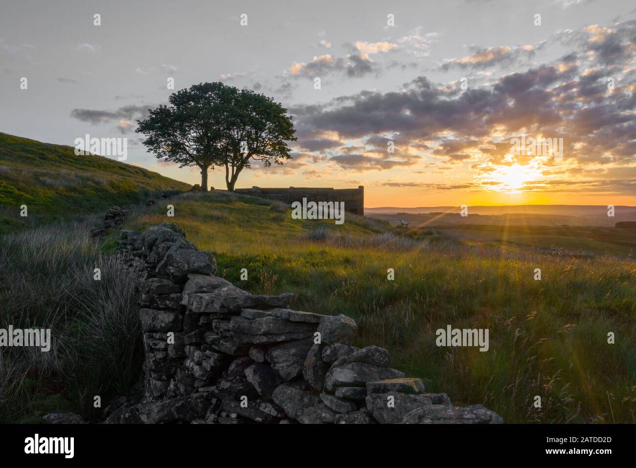 Un aereo Sunrise fuco girato di Top Withens o Top Withins, questa casa colonica è stata associata con 'Wuthering Heights'. Foto Stock