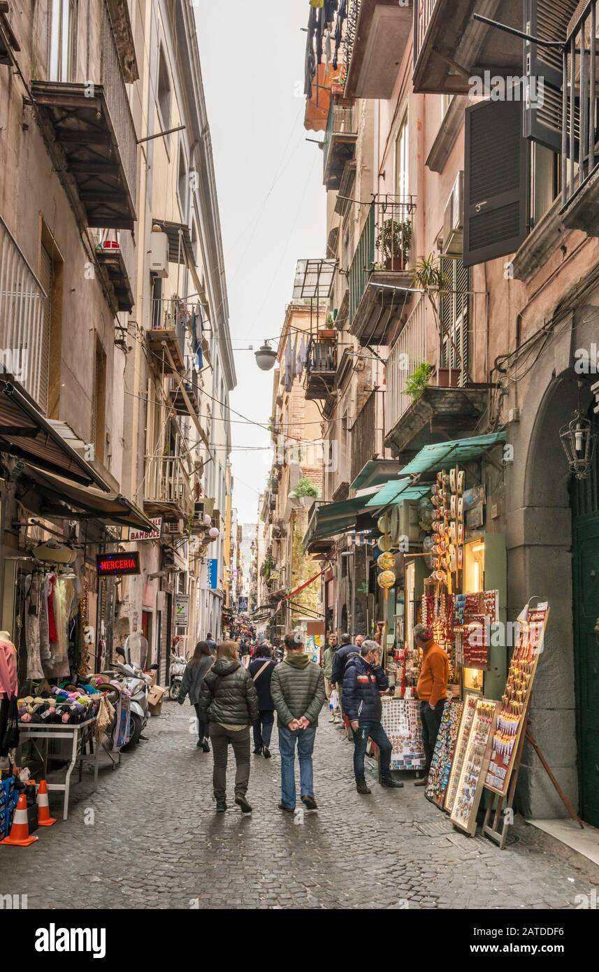 Passerby in Via San Biaggio dei Librai, strada nel quartiere Centro storico, Napoli, Campania, Italia Foto Stock