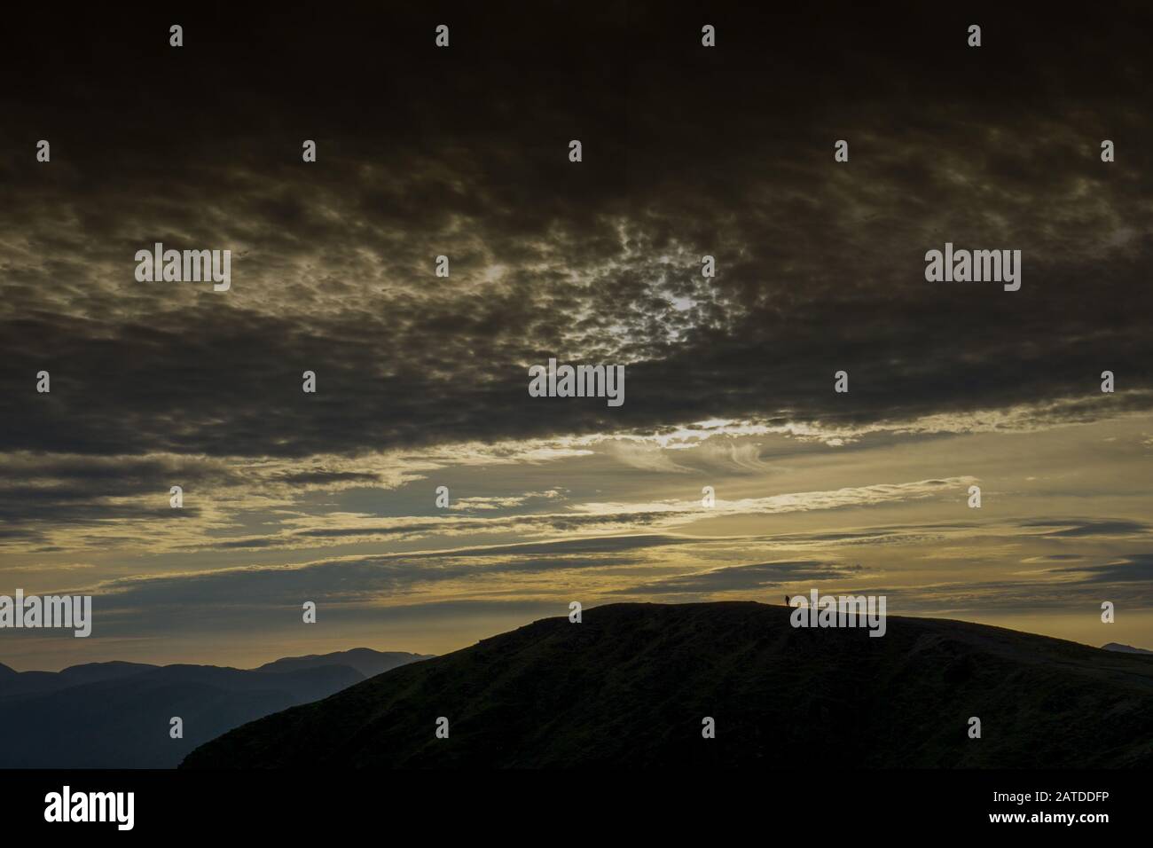 Due camminatori raggiungono la cima di Blase cadde nel Lake District Foto Stock
