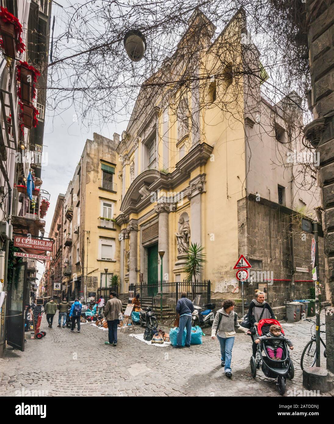 Passersby, venditori ambulanti alla Chiesa SS Filippo e Giacomo, chiesa su Via San Biaggio dei Librai, strada nel quartiere Centro storico, Napoli, Campania, It Foto Stock