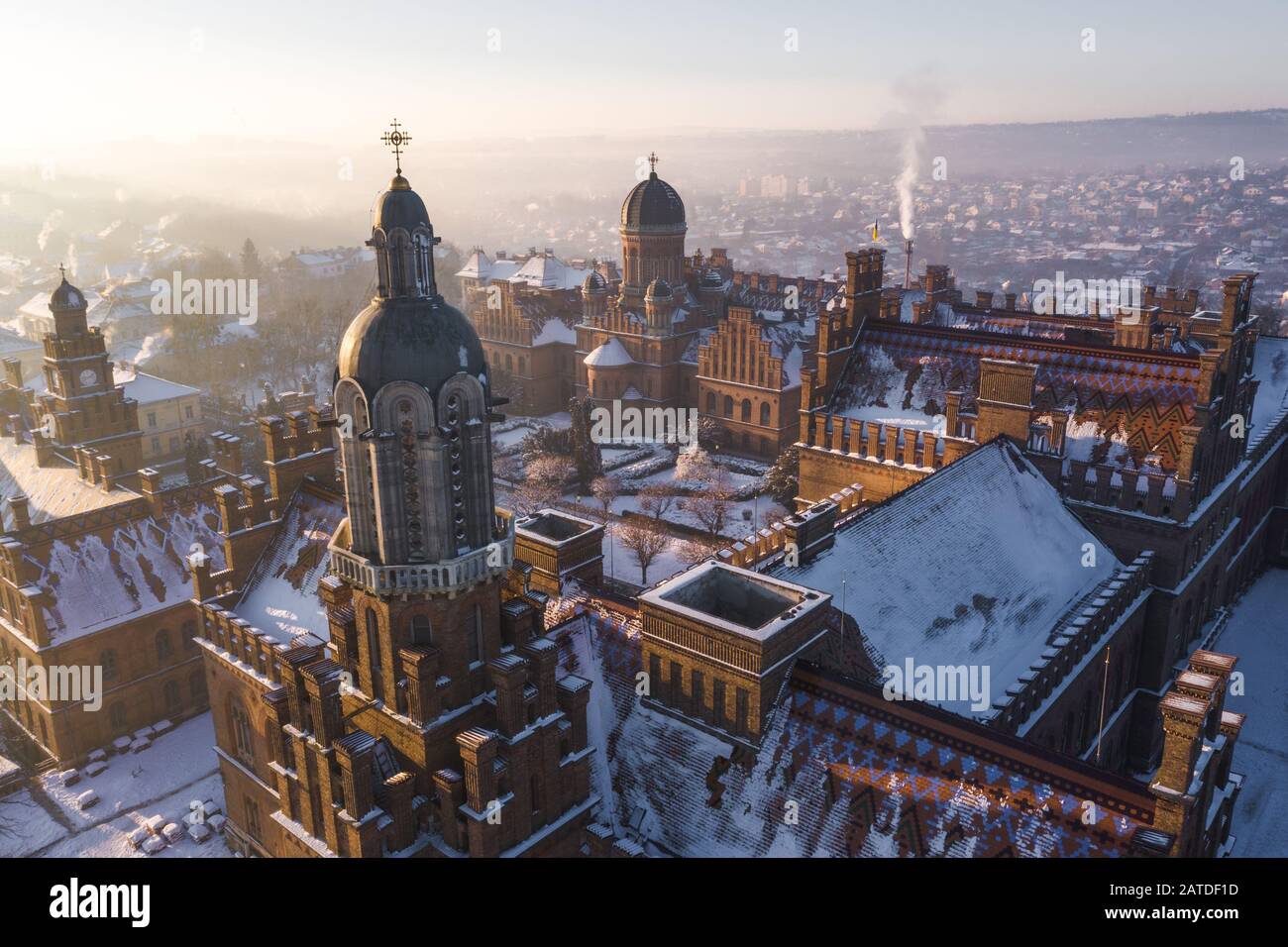 Alba sopra la residenza di Bukovinian e metropoli dalmata sulla fredda mattina invernale a Chernivtsi, Ucraina Foto Stock