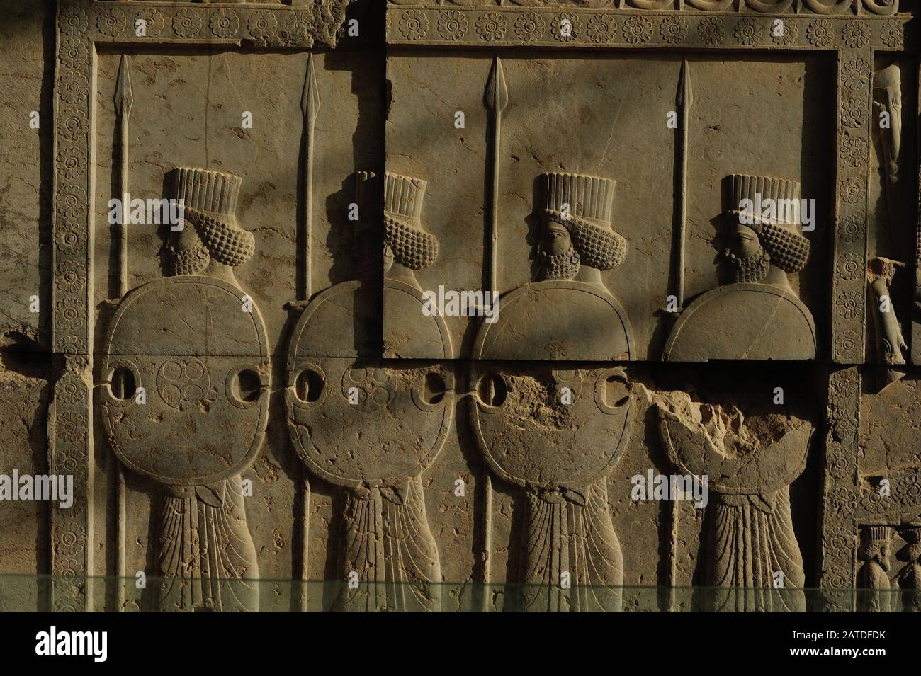 Impero persiano soldati bassorilievo, Persepolis, Iran Foto Stock