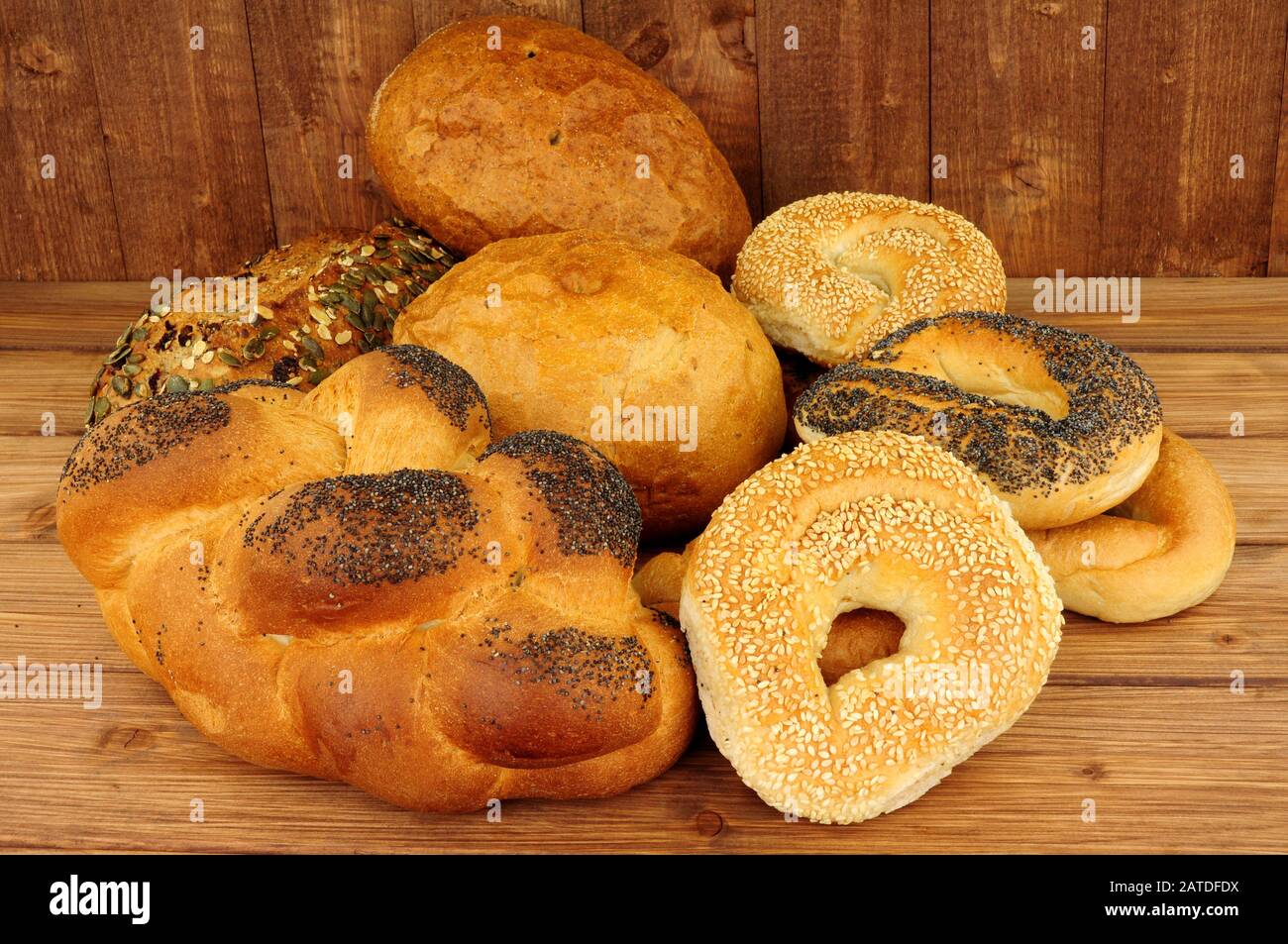 Prodotti di pane Kosher appena sfornati su sfondo di legno Foto Stock