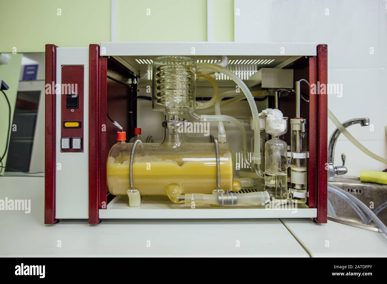 Distillatore d'acqua da laboratorio elettrico a serpentina in vetro moderno Foto Stock