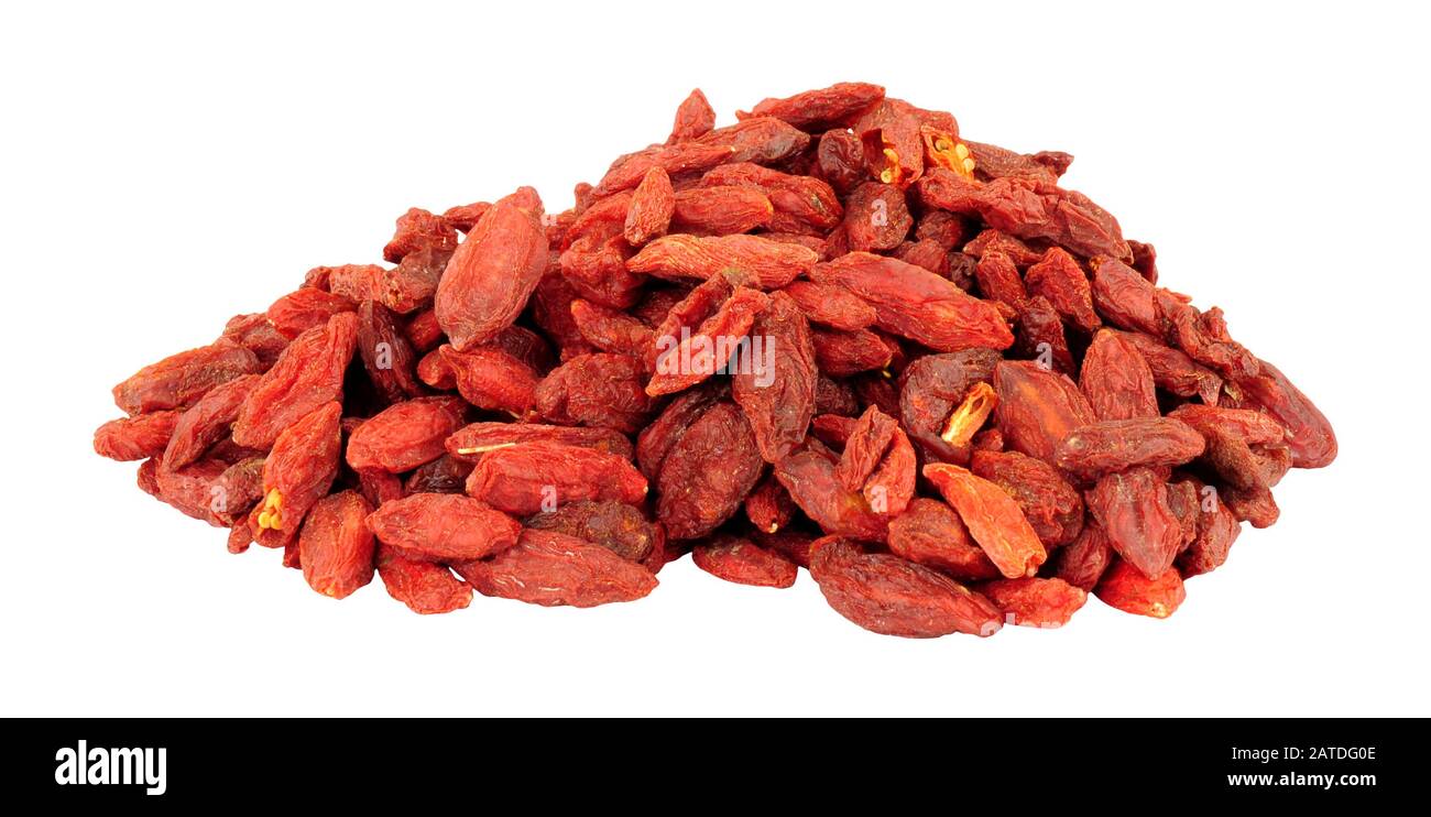 Mucchio di frutti di bosco di goji secchi isolati su sfondo bianco Foto Stock