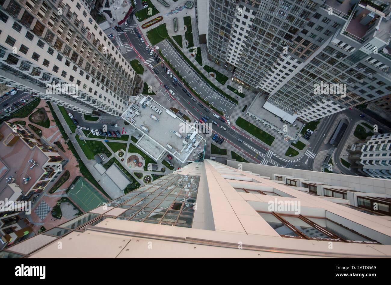 Una vista ad ampio angolo del quartiere degli affari della citta' dall'alto in alto e guarda direttamente in basso. Foto Stock