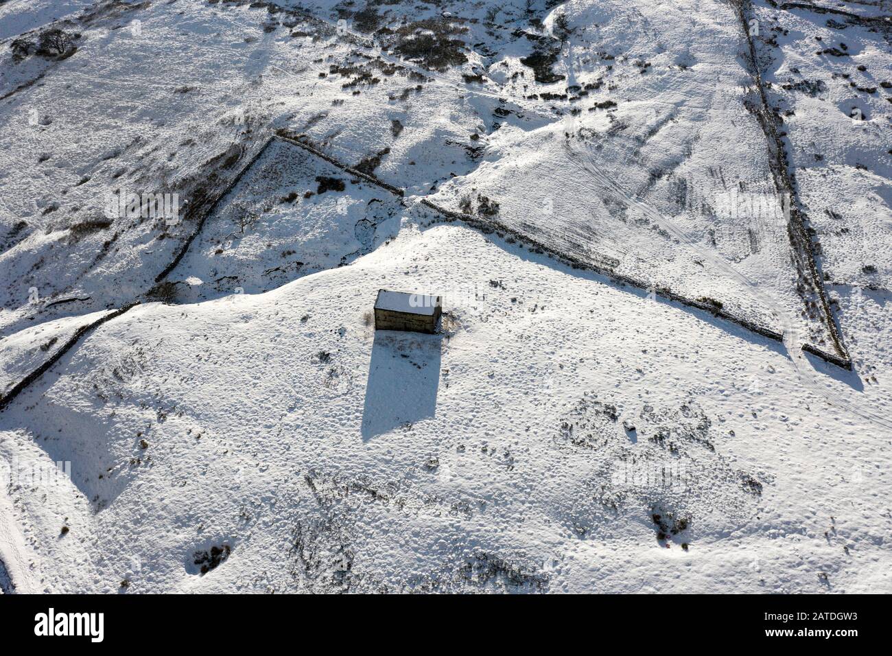 Riprese aeree di un fienile nel mezzo dell'inverno Foto Stock