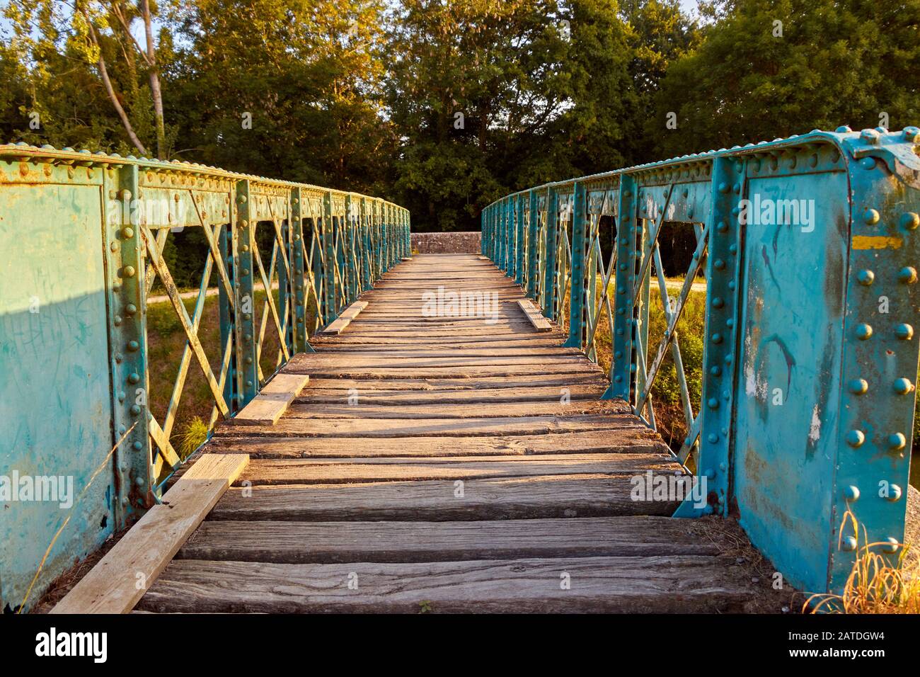 Ponte di ferro e di legno sul canale d'ille et rance, mattina presto. Bretagna Francia Foto Stock