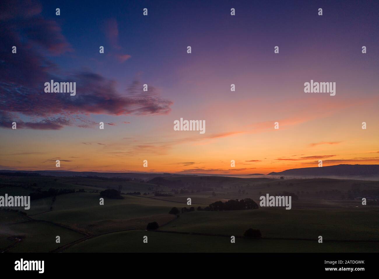 Alba sul terreno agricolo vicino al villaggio Yorkshire Dales di Eshton un piccolo villaggio e parrocchia civile nel distretto Craven del North Yorkshire, Inghilterra. Foto Stock