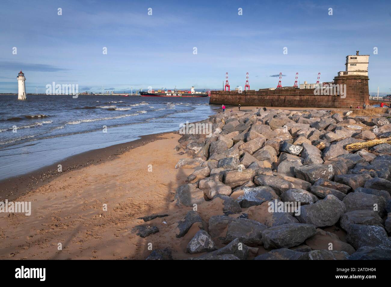 Fort Perch Rock e faro sul fiume Mersey a New Brighton. Foto Stock