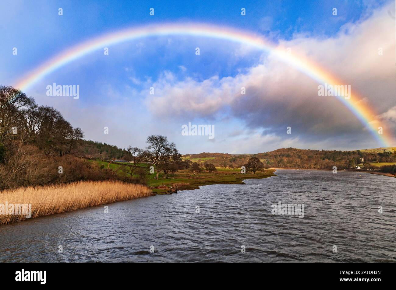 Rainbow sul fiume Conwy nel Galles del Nord. Foto Stock