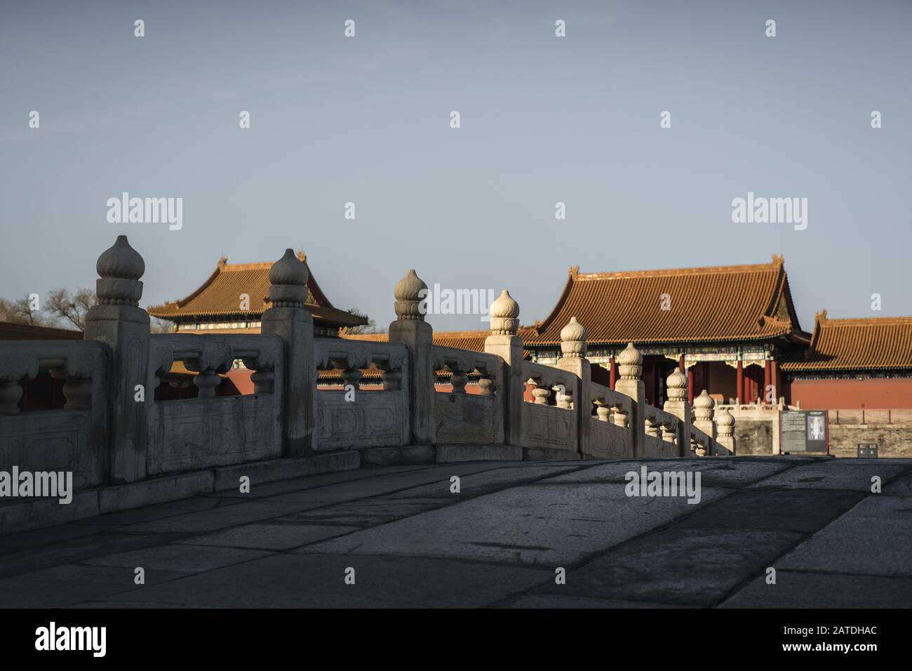 Città Proibita A Pechino. Vista di un piccolo ponte tipico con un palazzo rosso sullo sfondo. Foto Stock