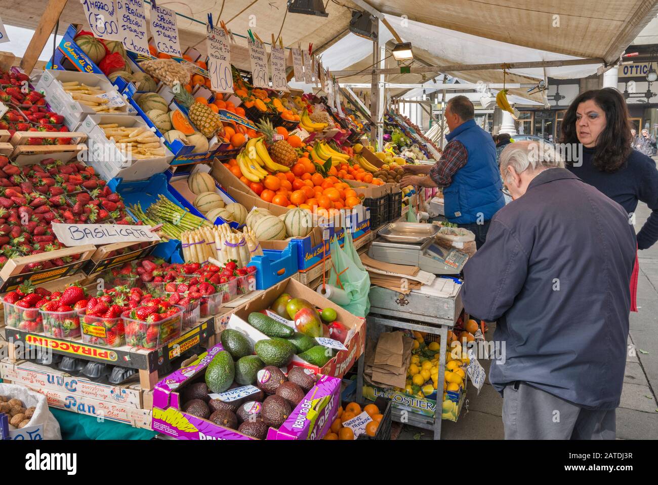 Edicola di frutta e verdura, mercato in Piazza delle Erbe a Padova, Veneto, Italia Foto Stock