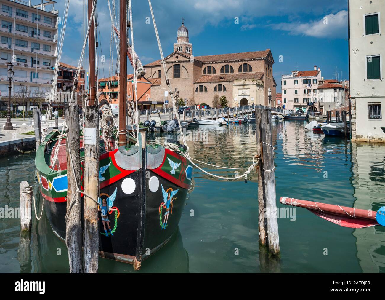 La pesca in Barca del Canal Vena, Santa Maria Assunta Cattedrale (Duomo di Chioggia) in distanza, a Chioggia, Veneto, Italia Foto Stock