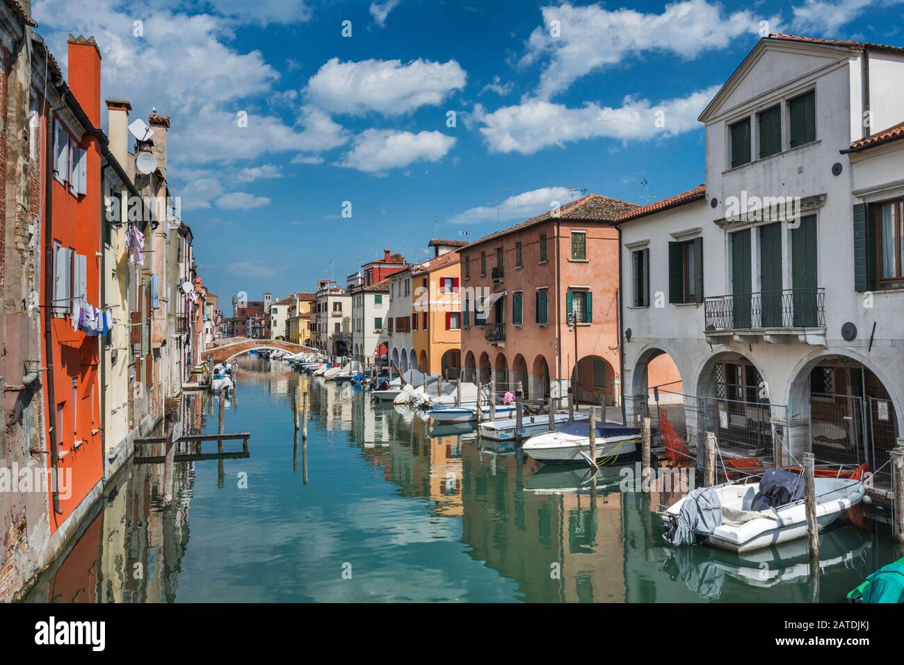 Barche, case a Canal Vena a Chioggia, Veneto, Italia Foto Stock