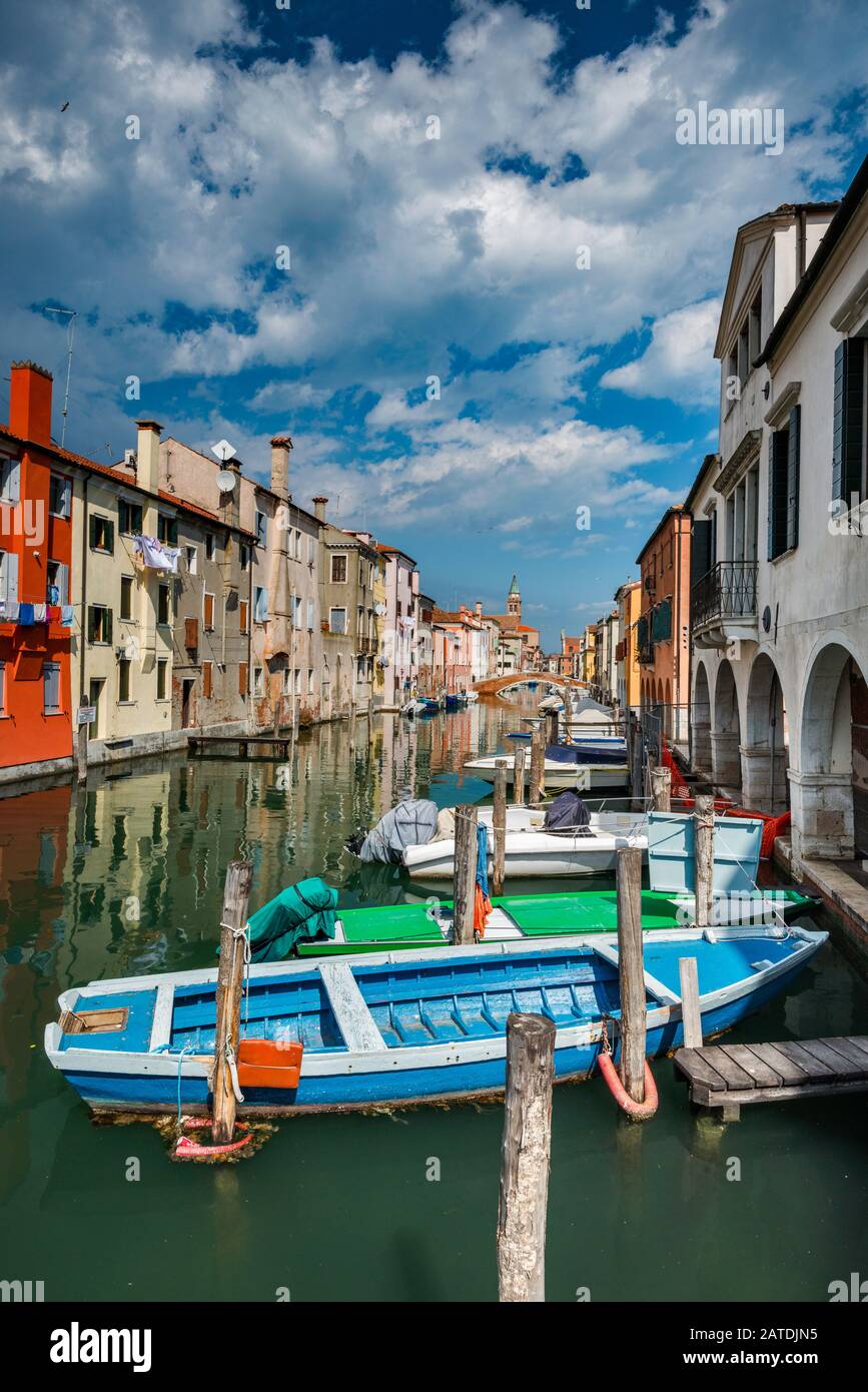 Barche, case a Canal Vena a Chioggia, Veneto, Italia Foto Stock