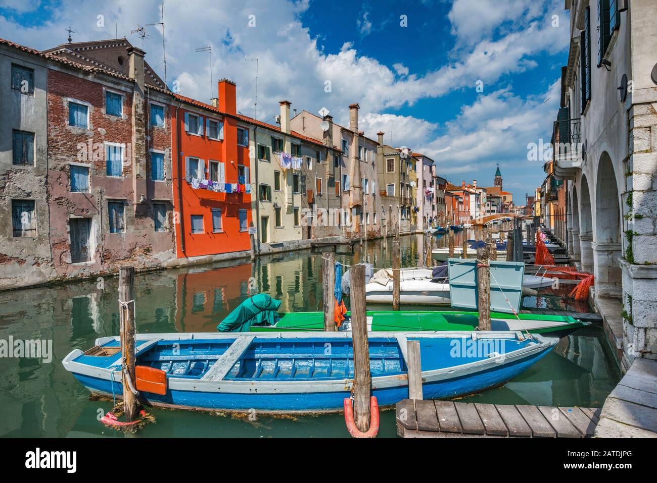 Barche, case a Canal Vena a Chioggia, Veneto, Italia Foto Stock