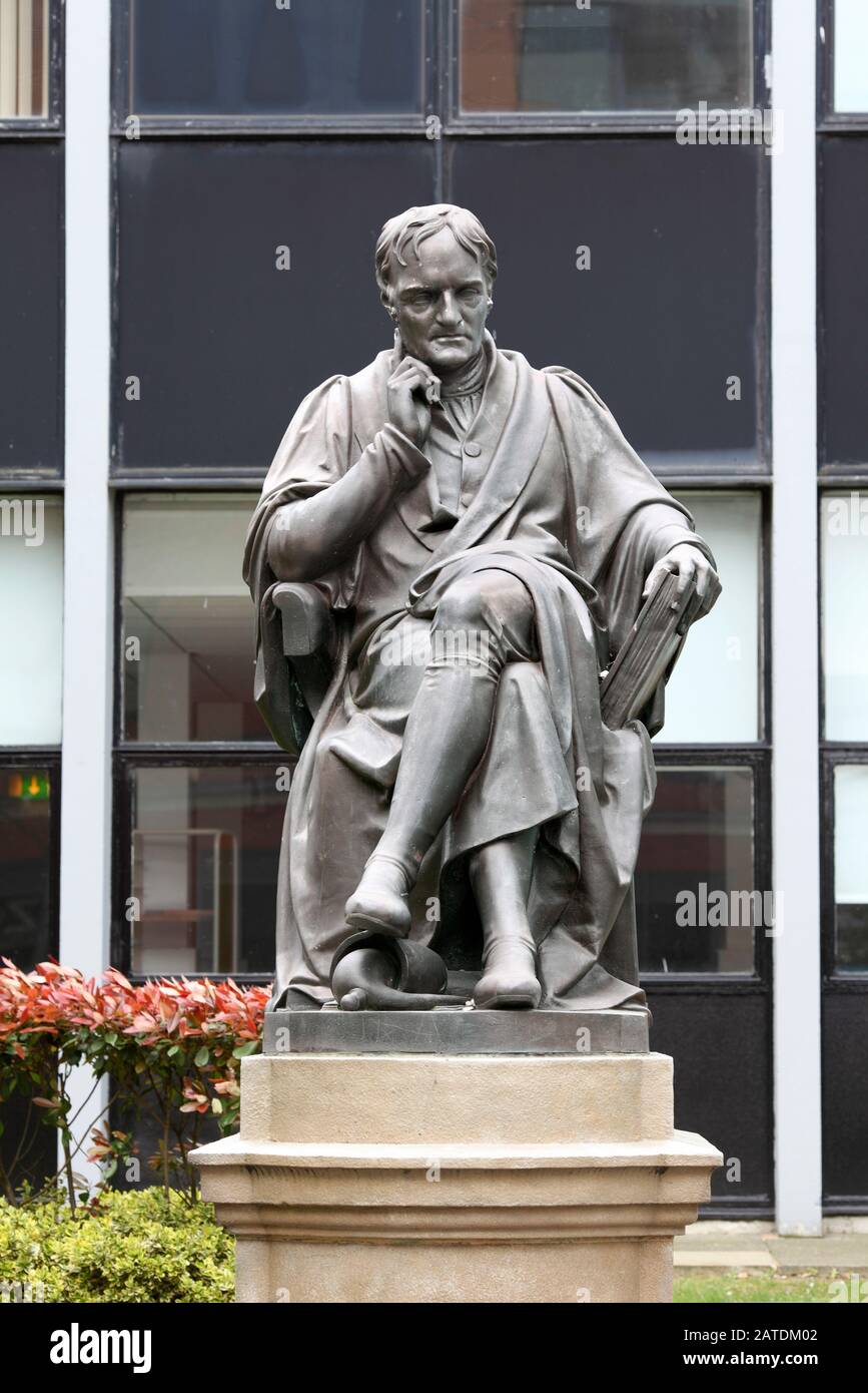 Una statua in bronzo di John Dalton, di William Theed, fuori dalla Metropolitan University of Manchester, Chester St. Manchester. Foto Stock