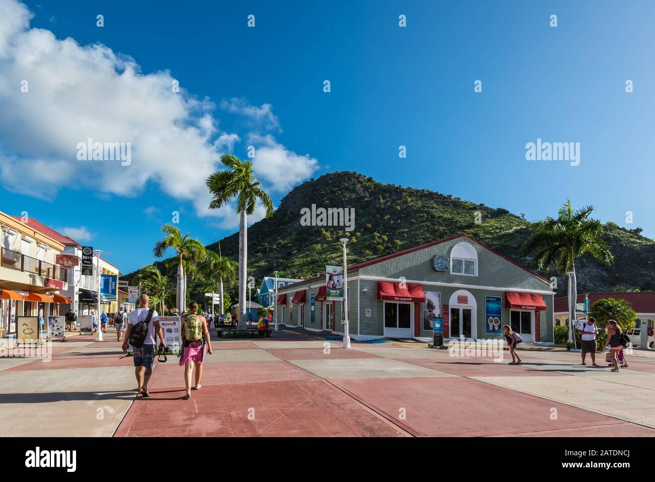 Philipsburg, St. Maarten - 17 dicembre 2018: I passeggeri delle navi da crociera entrano nel porto di St. Maarten e nel mercato di Philipsburg, Sint Maarten, Netherla Foto Stock