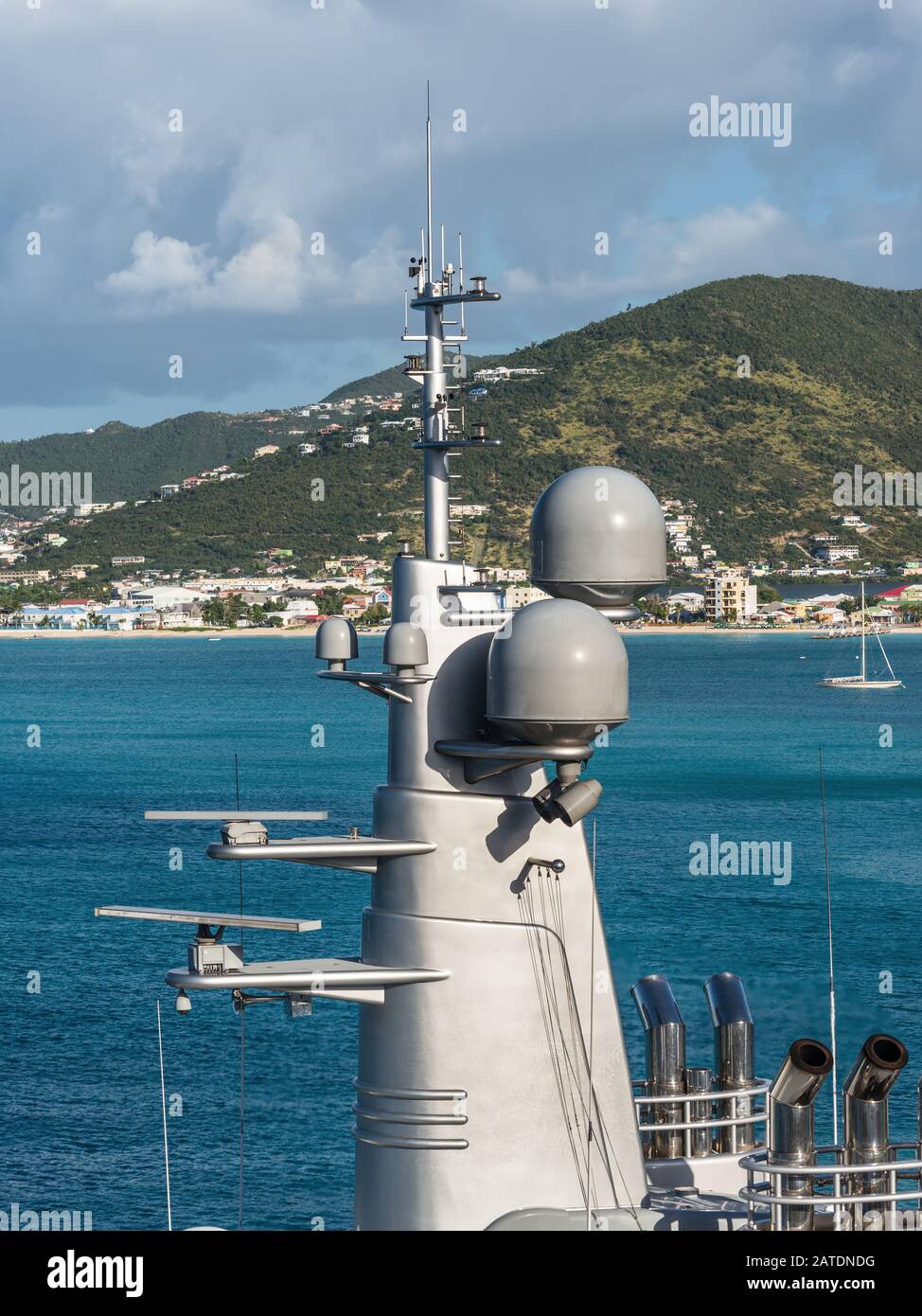 Philipsburg, St. Maarten - 17 dicembre 2018: Sistema radar di navigazione antenne del motore di lusso Superyacht Eclipse ormeggiate nell'isola caraibica di si Foto Stock