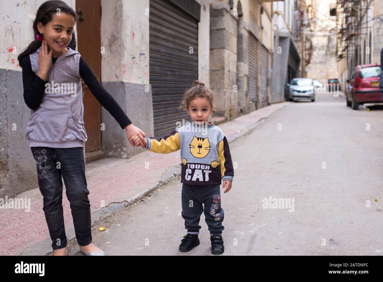 Il futuro dell'Algeria è nei suoi figli. Nella casbah di Costantino i bambini amichevoli posano per le fotografie a Costantino, Algeria del nord. Foto Stock