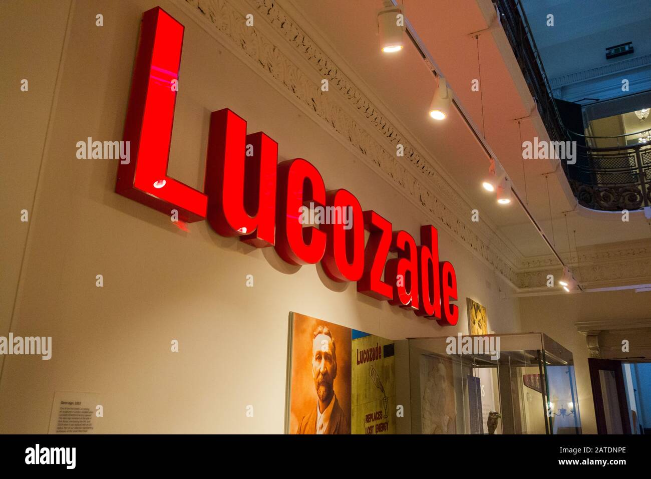 L'originale insegna al neon Lucozade della Brentford Factory sulla Great West Road di Londra, ora situata nel Gunnersbury Park Museum Foto Stock