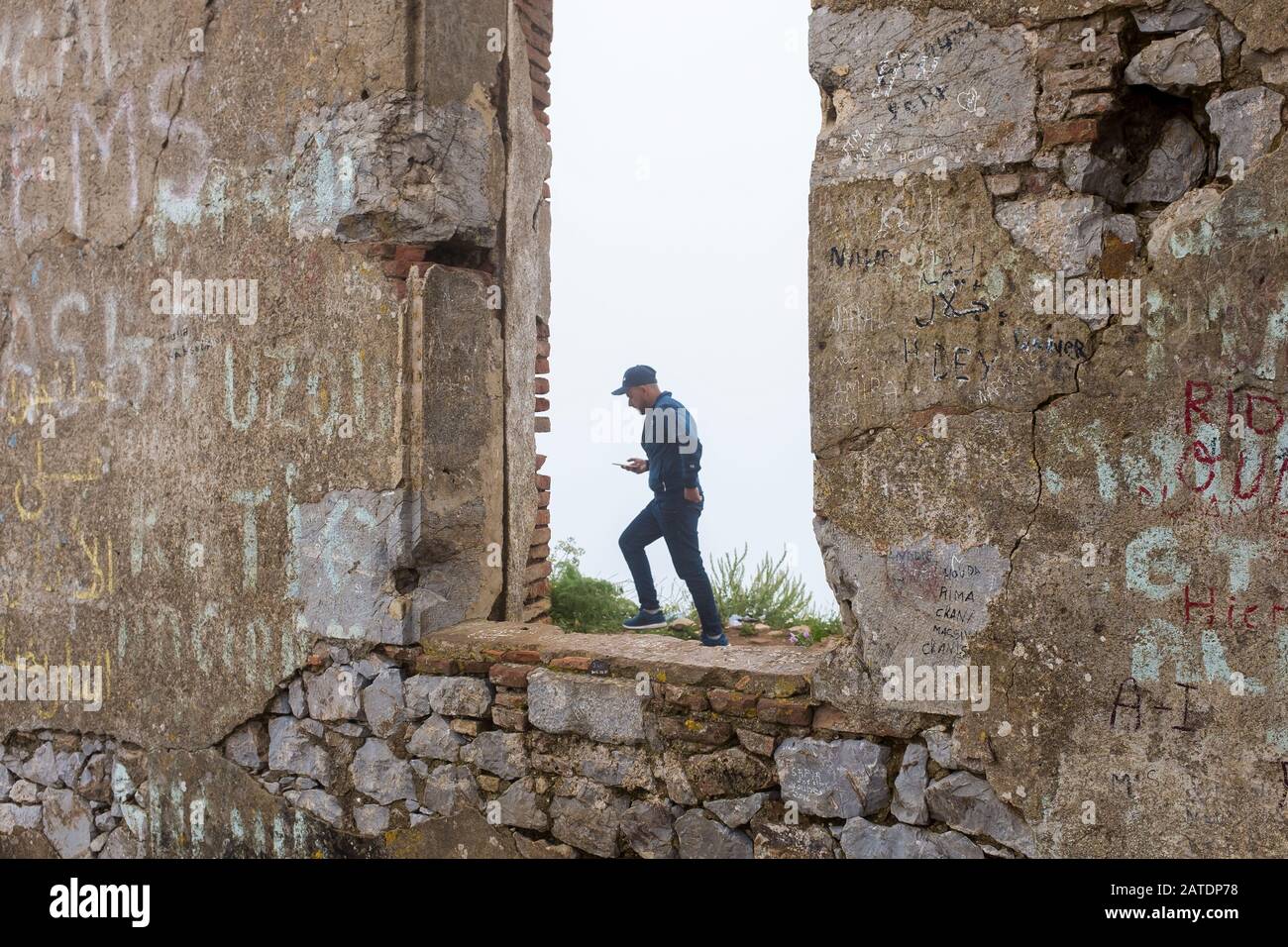 Edifici rovinati da secoli di fortezze circondano Monkey Peak, che si affaccia sul Mediterraneo Port City di Bajaia nel Nord Algeria. Foto Stock