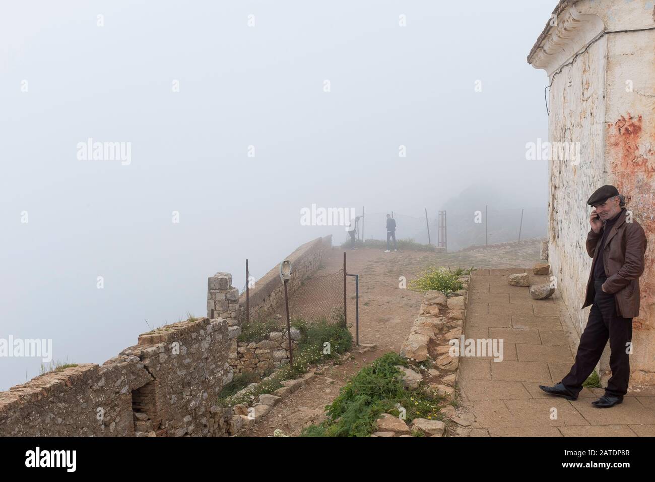 Edifici rovinati da secoli di fortezze circondano Monkey Peak, che si affaccia sul Mediterraneo Port City di Bajaia nel Nord Algeria. Foto Stock