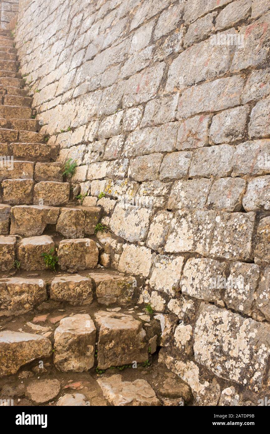 Edifici rovinati da secoli di fortezze circondano Monkey Peak, che si affaccia sul Mediterraneo Port City di Bajaia nel Nord Algeria. Foto Stock