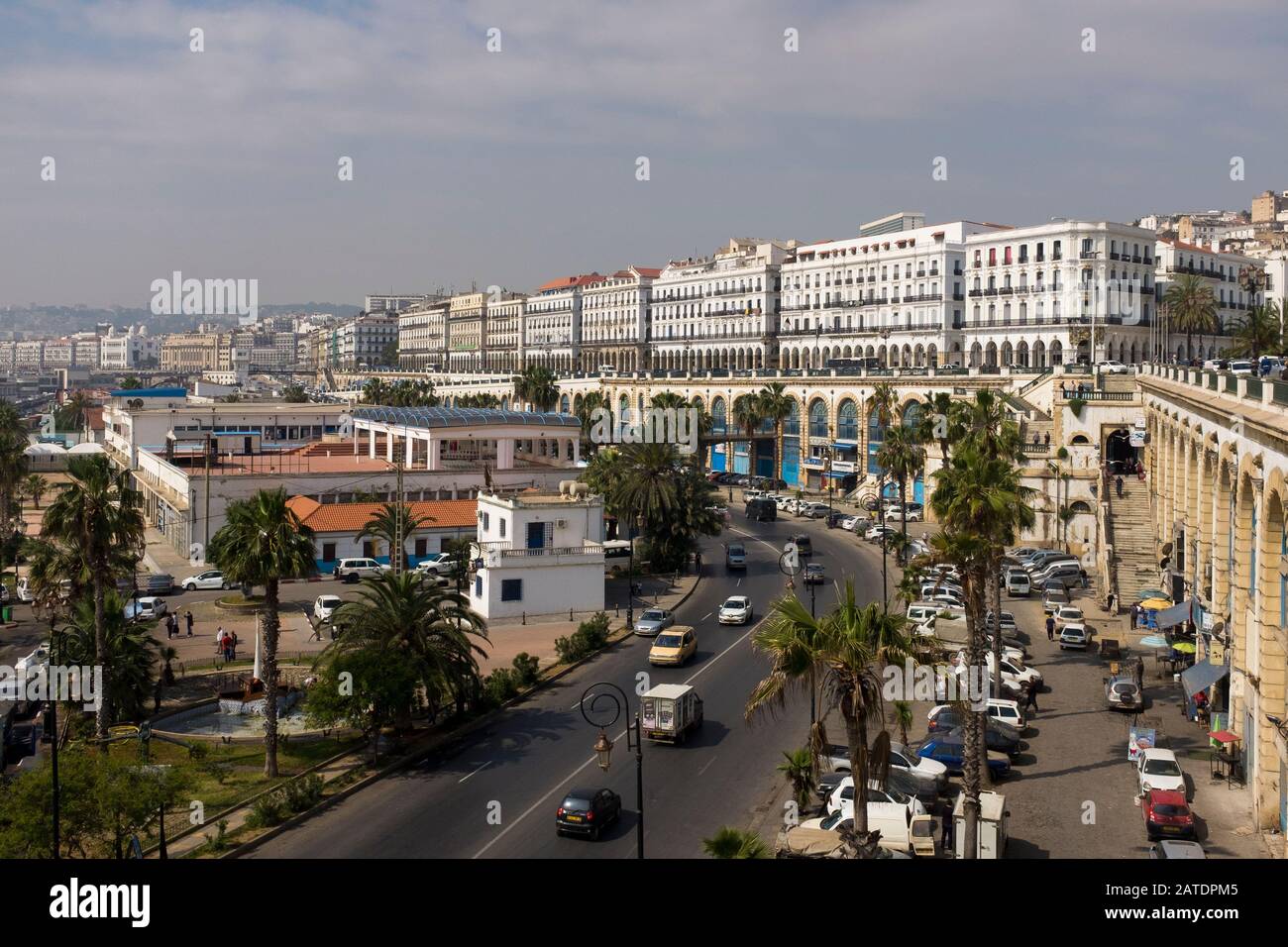 La Promenade des Sablettes è l'iconico lungomare di Algeri e vicino alla Kasbah di Algeri, un sito patrimonio dell'umanità dell'UNESCO Foto Stock