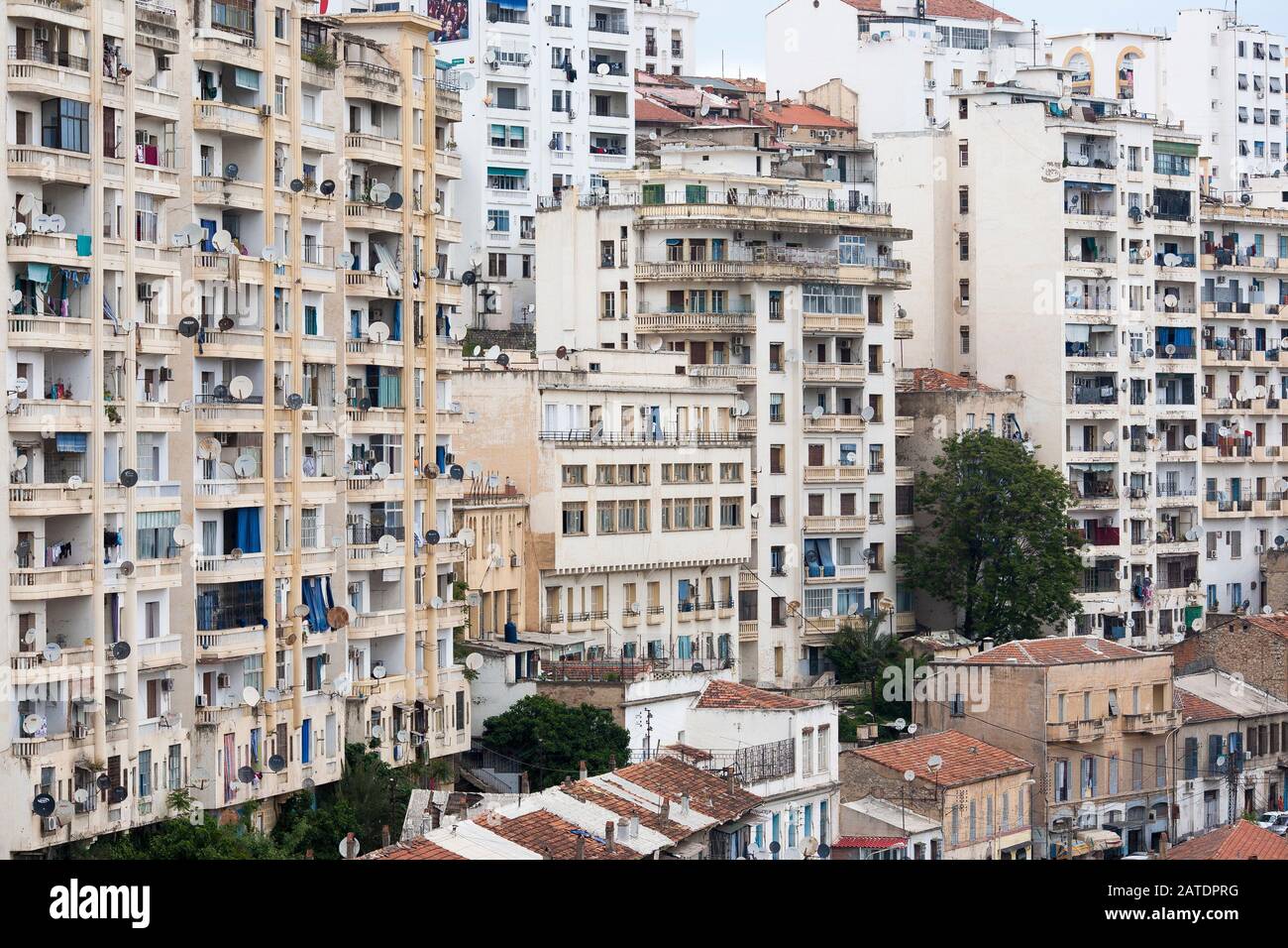 Edifici di appartamenti impilati insieme che conducono alla medina di Costantino in Costantino, Algeria Foto Stock