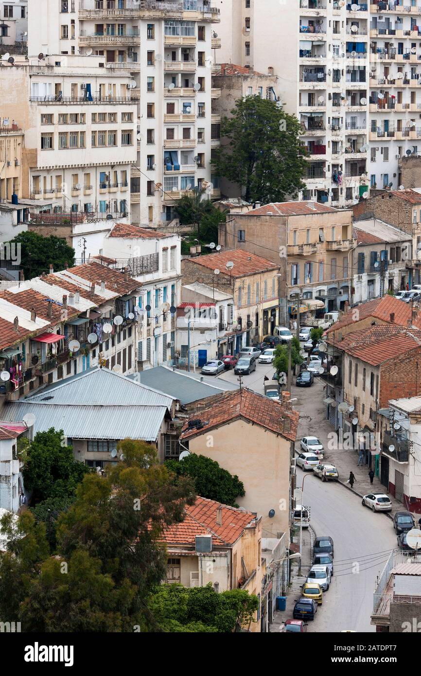 Edifici di appartamenti impilati insieme che conducono alla medina di Costantino in Costantino, Algeria Foto Stock