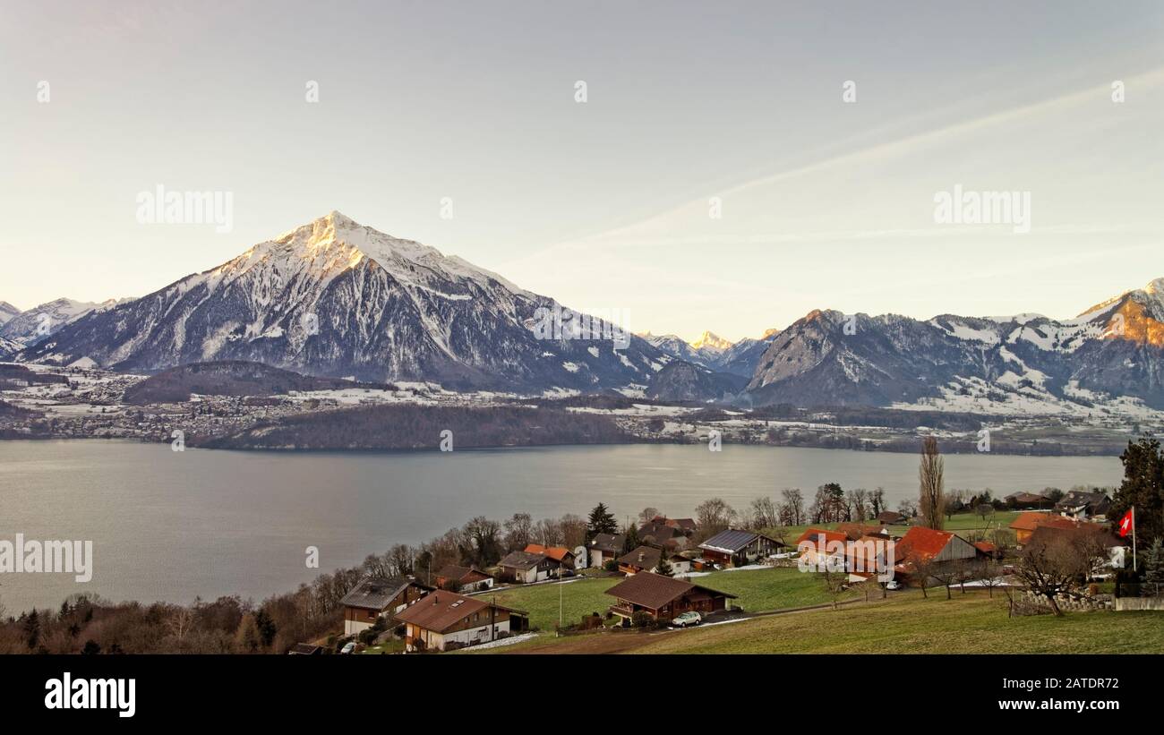 Inverno in Alpi svizzere cime vicino al lago di Thun Foto Stock
