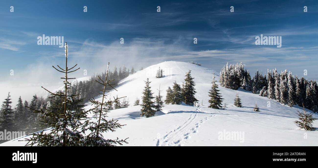 Skalka collina sopra Turie villaggio in inverno Lucanska Mala Fatra montagne in Slovacchia Foto Stock